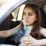 Fumar en el auto, incluso con las ventanillas abiertas, es peligroso para la salud
