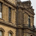 Museo del Louvre coloca reja en ventana tras robo de octubre de 2025