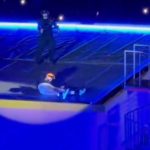 Bad Bunny se cae durante su primer concierto en el Estadio GNP Seguros