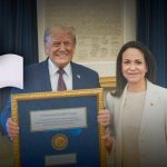 La foto de Donald Trump recibiendo el Nobel de la Paz simbólico de María Corina Machado
