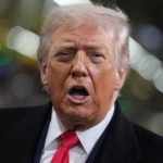 Trump responde con gesto obsceno a trabajador de Ford que lo insultó