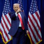 Trump entra al negocio del streaming con bonos de Netflix y Warner Bros.