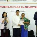 Javier May entrega primeros 100 certificados de Viviendas del Bienestar en Tabasco