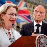 Gertz Manero llega a la embajada británica tras polémica con González-Blanco