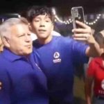 César Acuña recibe huevo en la cabeza durante campaña