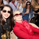 Meryl Streep da beso de agradecimiento a trabajador que la protegió del sol en CDMX