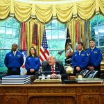 Trump bromea sobre las orejas del jefe de la NASA frente a tripulación de Artemis II