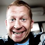 ¿Quién fue Simon Oxley? Diseñador gráfico británico que creó logo de Twitter