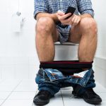 ¿El celular está afectando tu salud? Aumentan las hemorroides en jóvenes