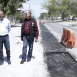 Andrés Mijes supervisa recarpeteo en avenida Agualeguas tras fuga en drenaje