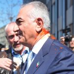 Le lanzan salsa a Reza Pahlaví durante protesta en Berlín