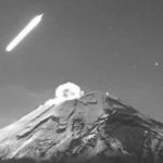 Captan en video el paso de una estrella fugaz sobre el volcán Popocatépetl