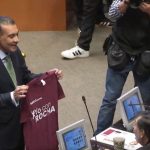 Difunden video de provocación de Melgar a Noroña; le avienta playera de “Yo con Rocha”