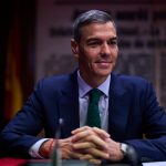 Pedro Sánchez tacha de “espectáculo” la gira de Díaz Ayuso en México