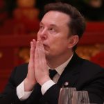 Elon Musk posa con el CEO de Xiaomi durante cumbre en China