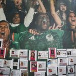 Madres buscadoras pegan fichas en el Estadio Banorte; denuncian retiro en menos de una hora