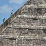 Estadounidenses escalan pirámide en Chichén Itzá y son entregados a la policía
