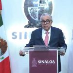 No está solo, lo acompaña la complicidad del gobierno