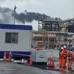 Reportan olor a gas y columna de humo cerca de la refinería Olmeca