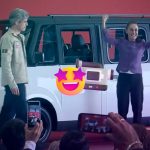 Sheinbaum maneja por primera vez el Olinia en la presentación del auto eléctrico