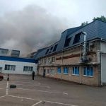 Ataque con drones de Ucrania alcanza refinería en Moscú; video capta cómo sale volando el techo