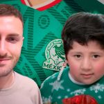 Santiago Giménez sorprende al niño viral del suéter navideño con un jersey de la Selección Mexicana