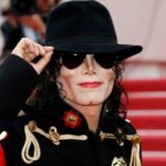 La icónica chamarra de Michael Jackson no logró venderse en subasta