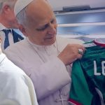 Papa León XIV habla del Mundial 2026 al recibir playera de México