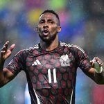 Julián Quiñones recibe apoyo de su esposa antes del México vs Corea del Sur