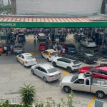 CNTE toma 13 gasolineras en Tuxtla Gutiérrez y regala combustible