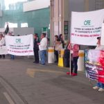 Pensionados y jubilados protestan en el AICM