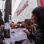 Madres buscadoras protestan en el Estadio Nemesio Diez previo al México vs Serbia