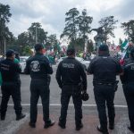 Cuando ellos destruyen por futbol son apasionados; cuando ellas protestan son locas