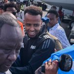 Omar Abdulkadir Artan vuelve como héroe tras ser rechazado en Estados Unidos