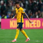 Piero Hincapié termina expulsado por taparse la boca frente a Santiago Giménez
